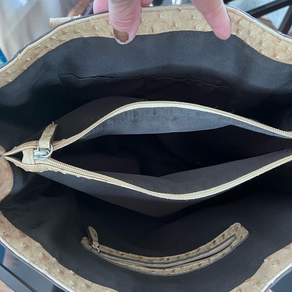 Faux ostrich, cream colored, tote bag. - Picture 11 of 12